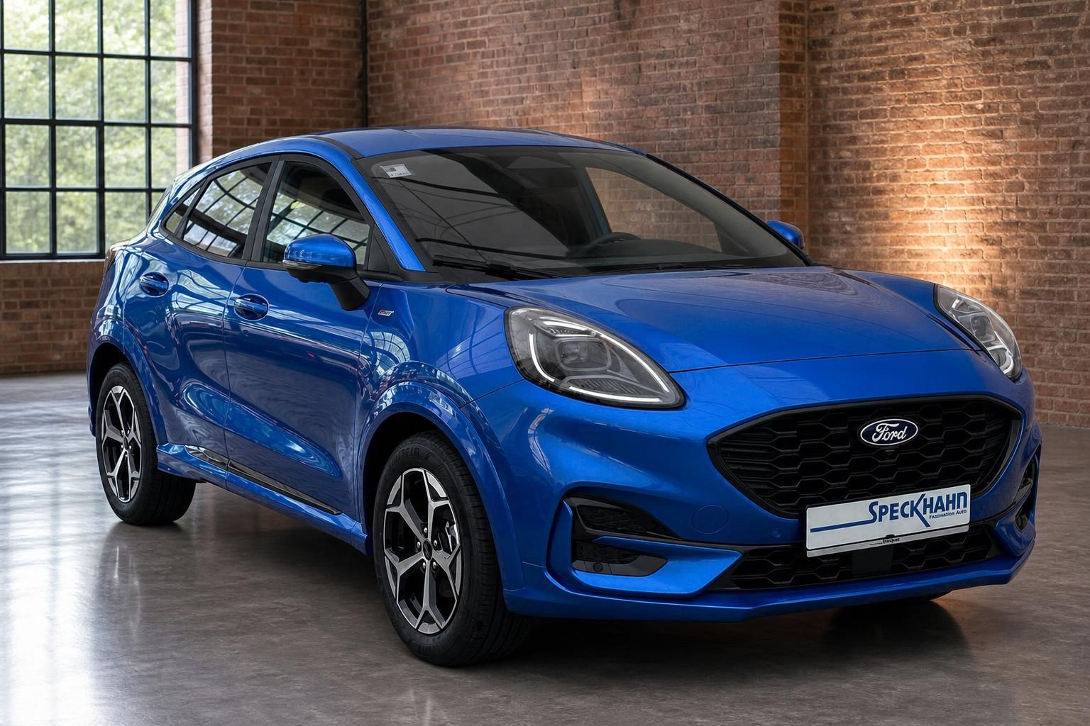 Ford Puma blau Frontansicht seitlich vor Backsteinwand