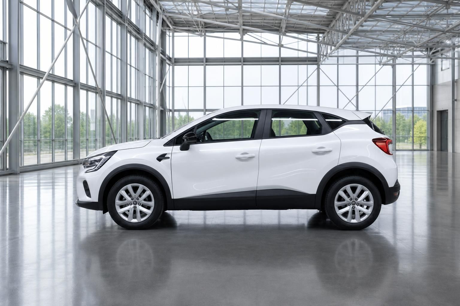 Renault Captur weiss Seitenansicht – kompakter SUV in modernem Showroom