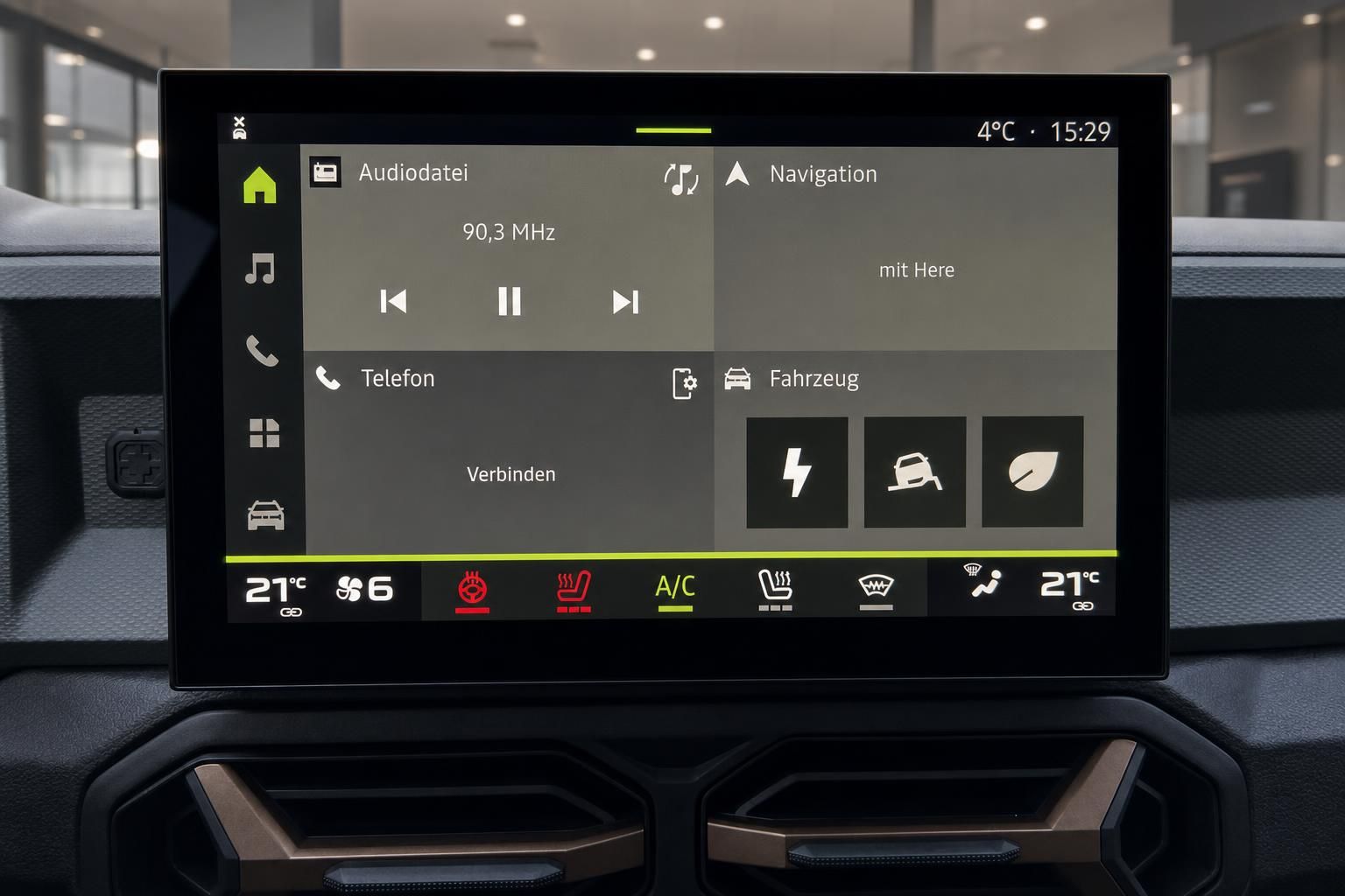 Fahrzeug Touchscreen-Display mit Infotainment-System und Klimabedienung im modernen Design