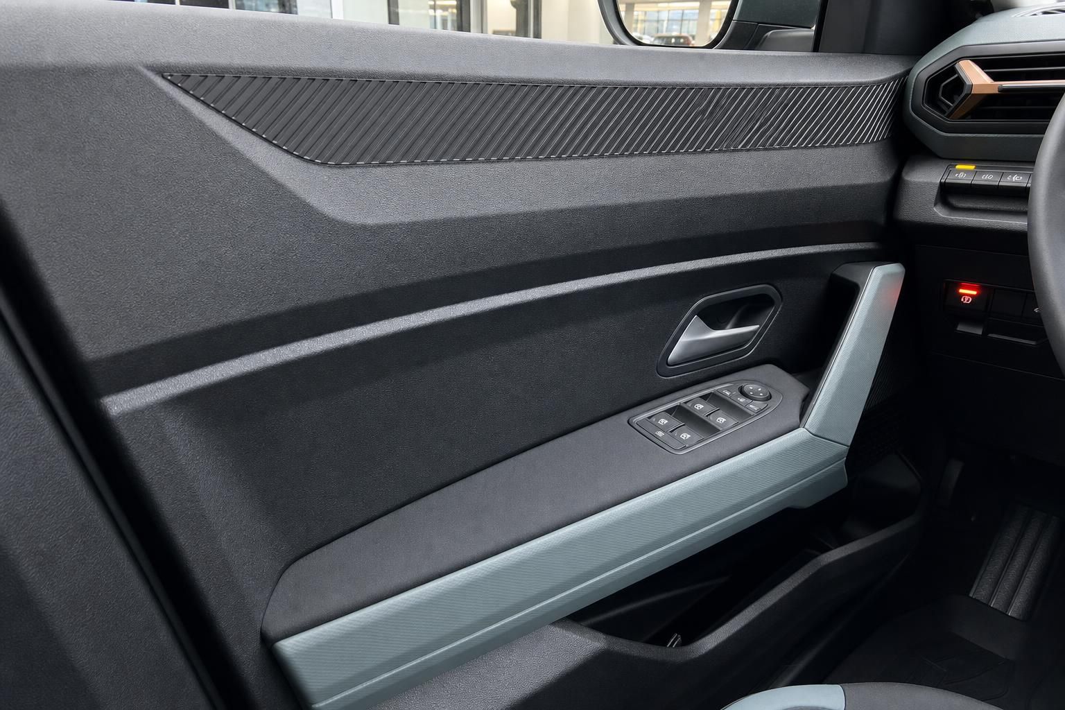 Fahrzeug Innenraum Türverkleidung mit Fensterheber-Bedienfeld und Carbonoptik-Elementen