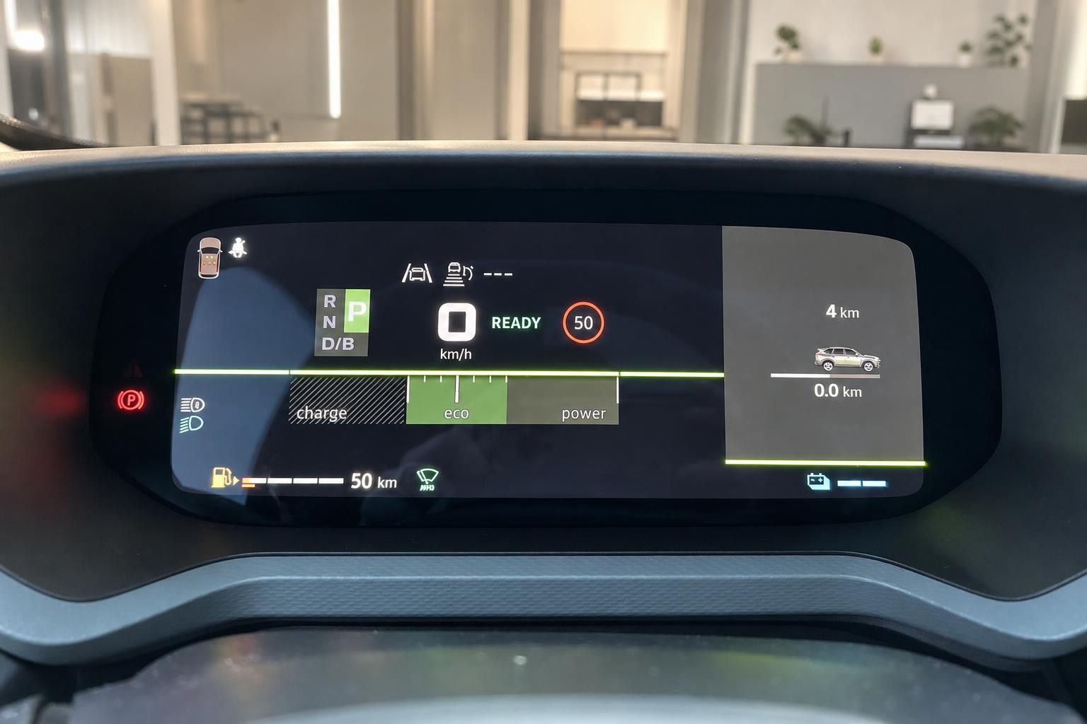 Digitales Kombiinstrument mit Eco-Modus Display zeigt Reichweite und Fahrzeugstatus im Elektroauto