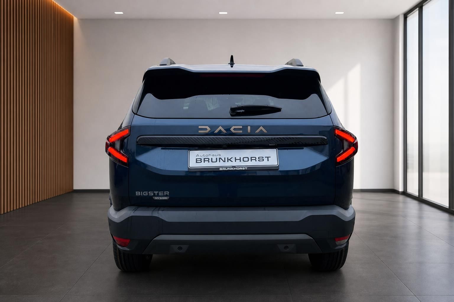 Dacia Bigster SUV Heckansicht in blau im Autohaus Brunkhrost Showroom