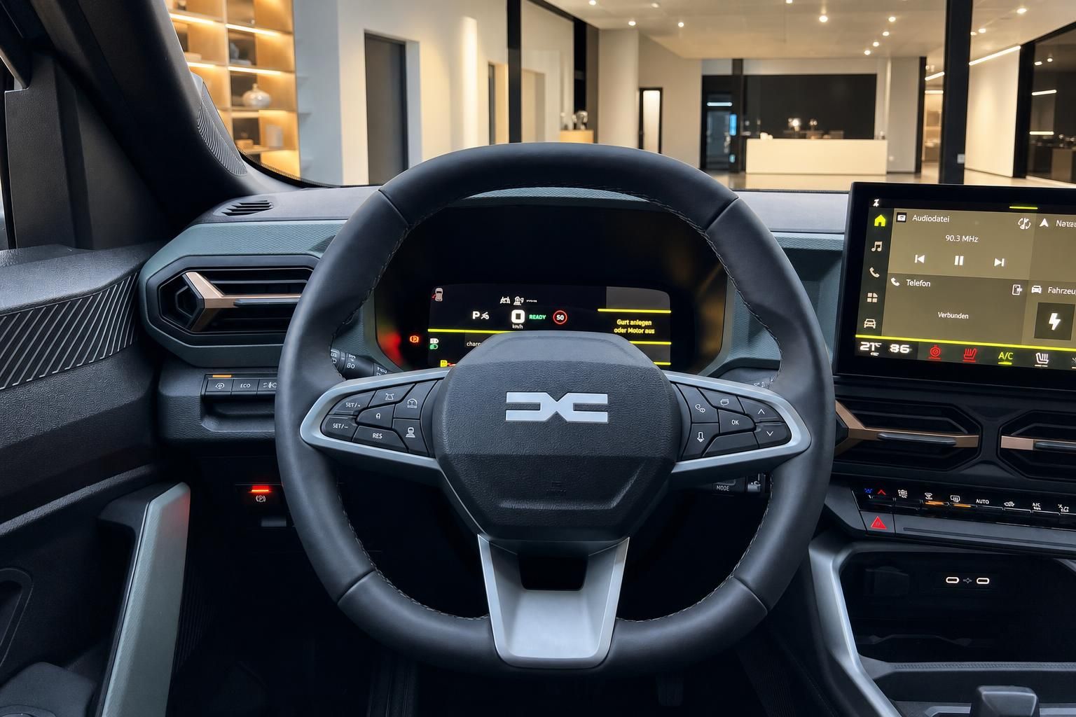 Modernes Fahrzeug Cockpit mit digitalem Armaturenbrett und Touchscreen-Infotainmentsystem