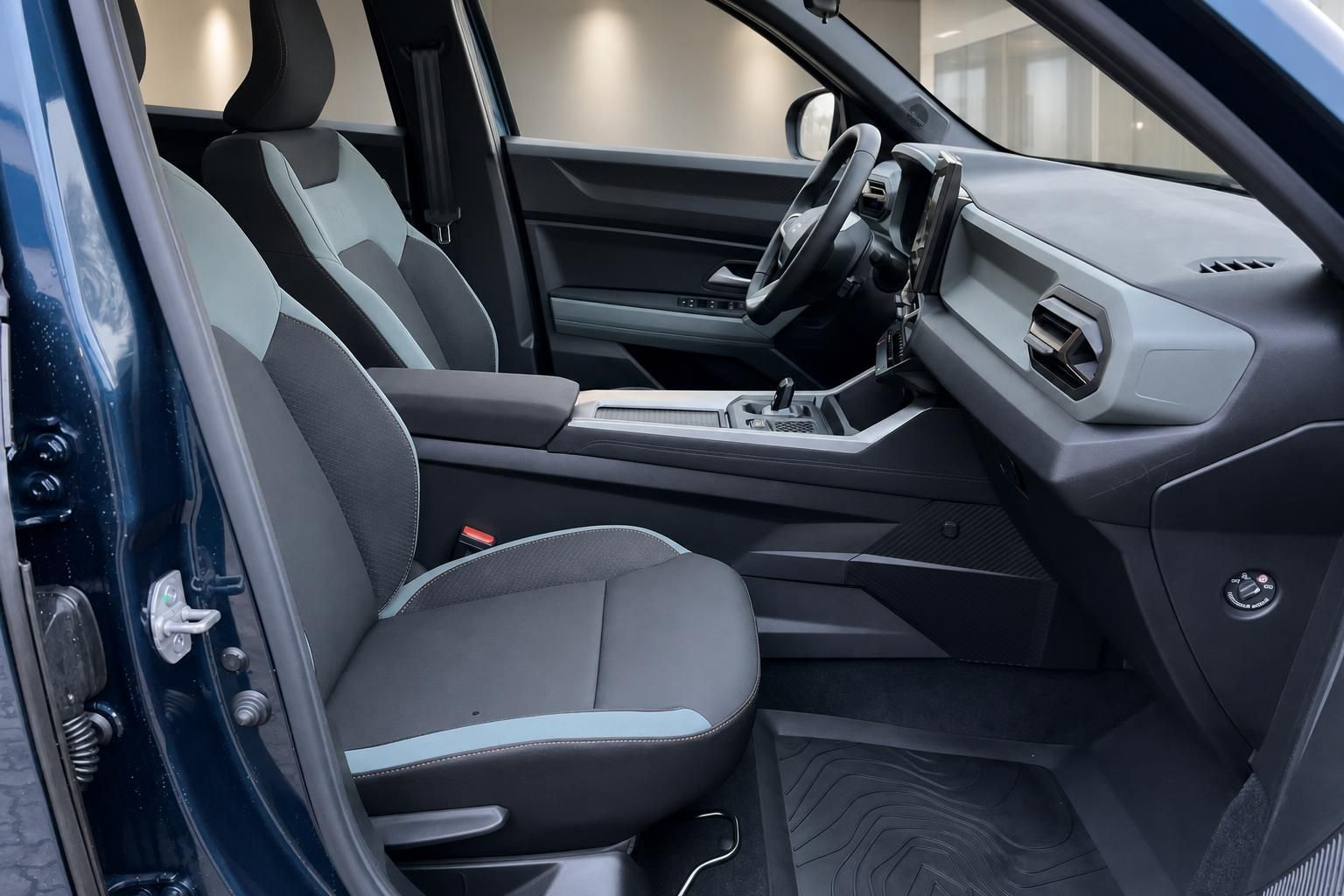 Fahrzeug Innenansicht mit Vordersitzen und modernem Cockpit-Design in Grau-Blau-Tönen
