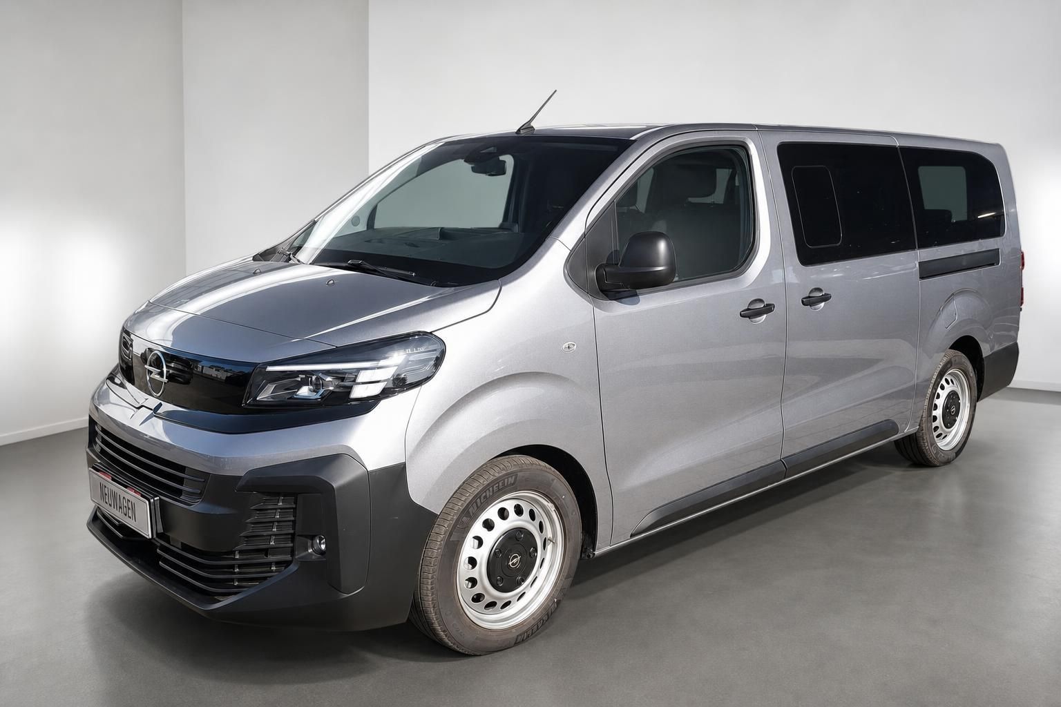 Opel Vivaro Kombi in Silber, Frontansicht seitlich im Studio