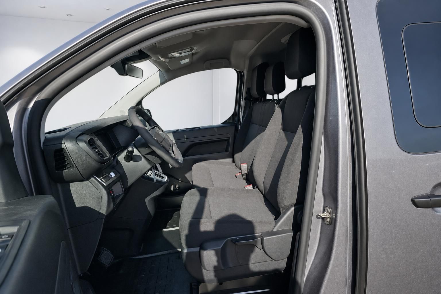Opel Vivaro Innenraum mit Blick auf Fahrersitz und Cockpit