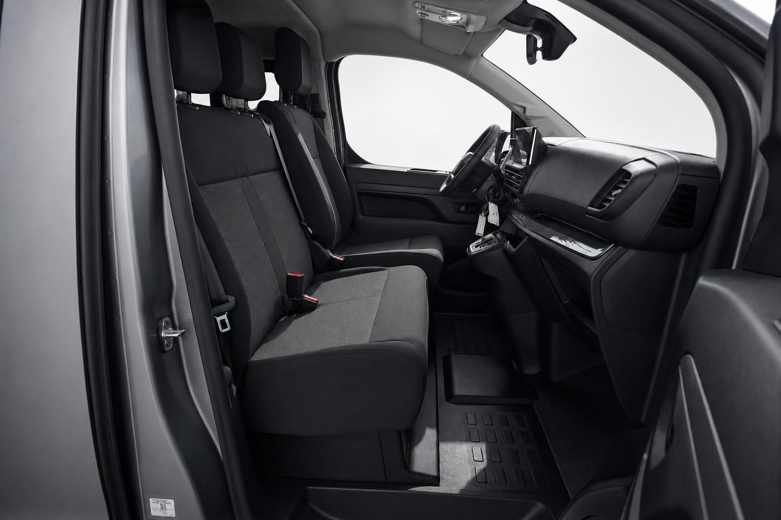 Opel Vivaro Innenraum mit Vordersitzen und Armaturenbrett
