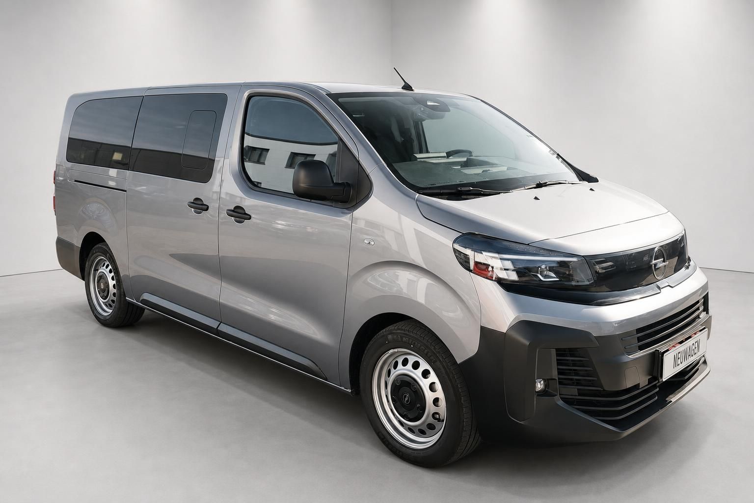 Opel Vivaro Neuwagen, Frontansicht schräg, silber lackiert