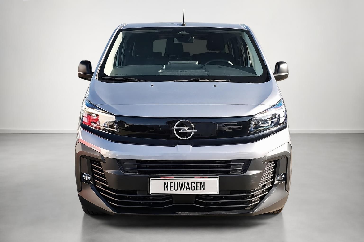 Opel Vivaro Frontansicht direkt, silberner Neuwagen