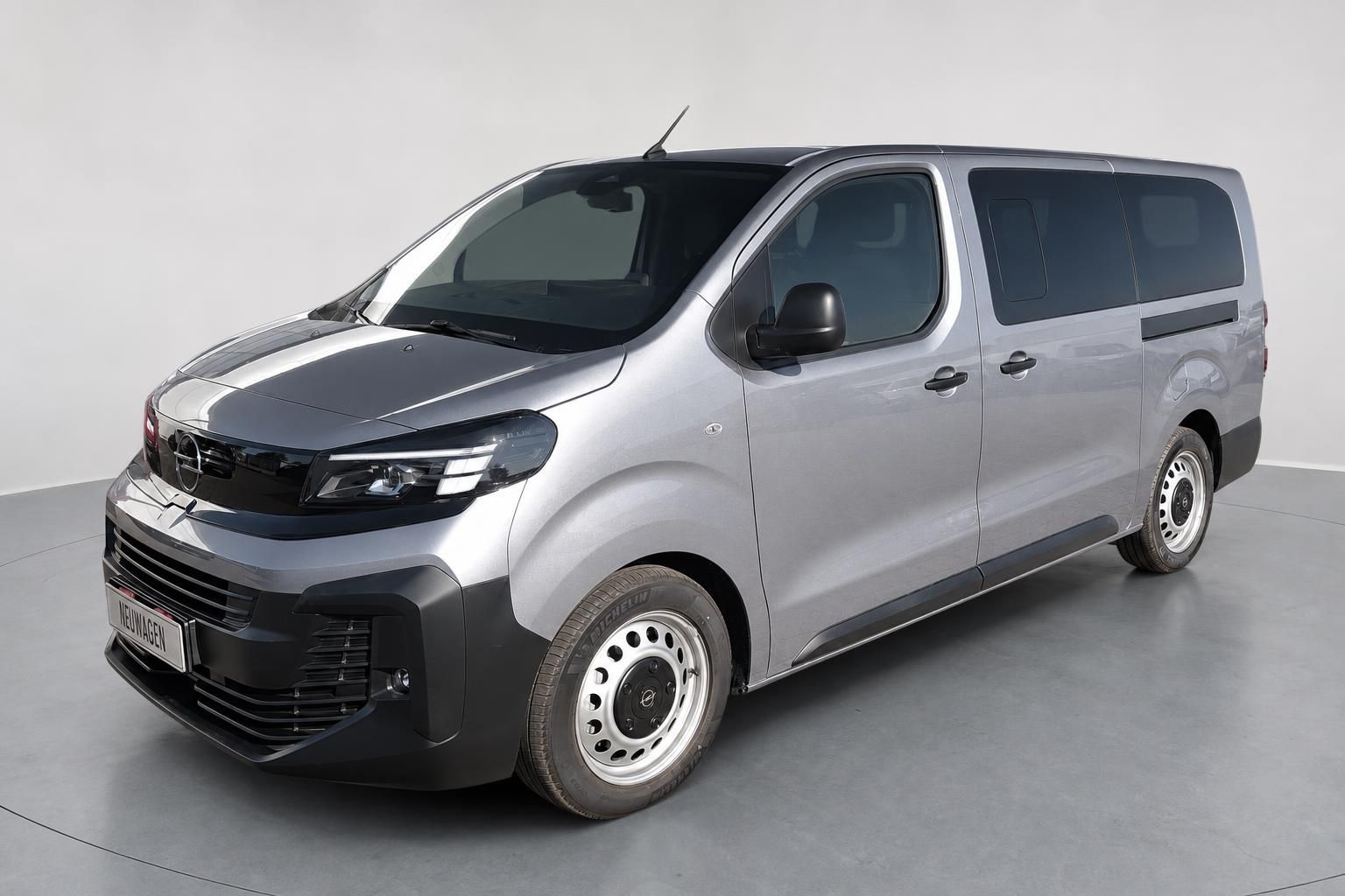 Opel Vivaro Kombi, Frontansicht schräg von vorne, silber