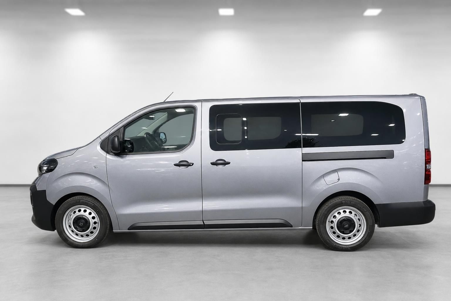 Opel Vivaro Kombi silber, Seitenansicht im Studio