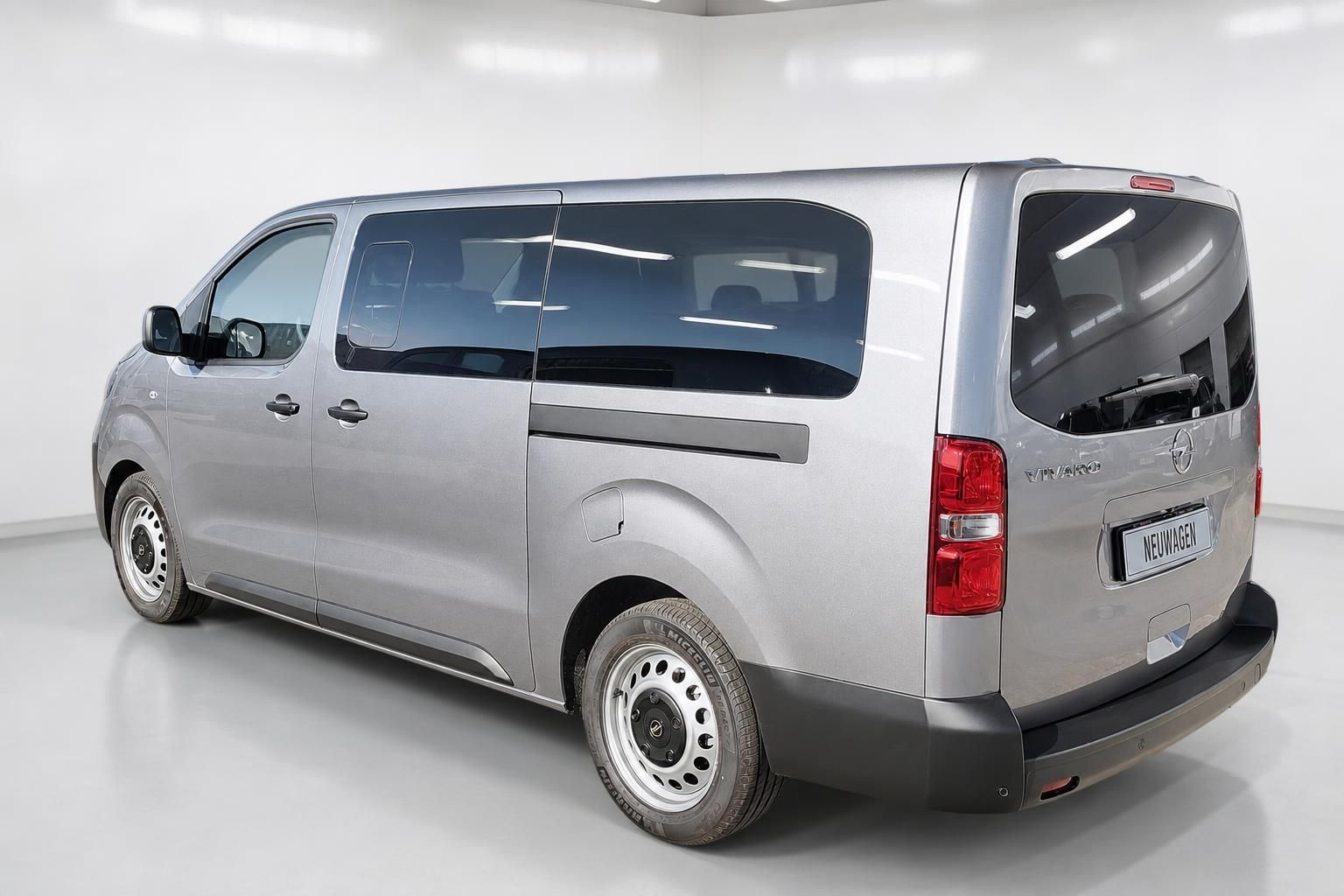 Opel Vivaro Van, Heckansicht schräg, silbergrau metallic