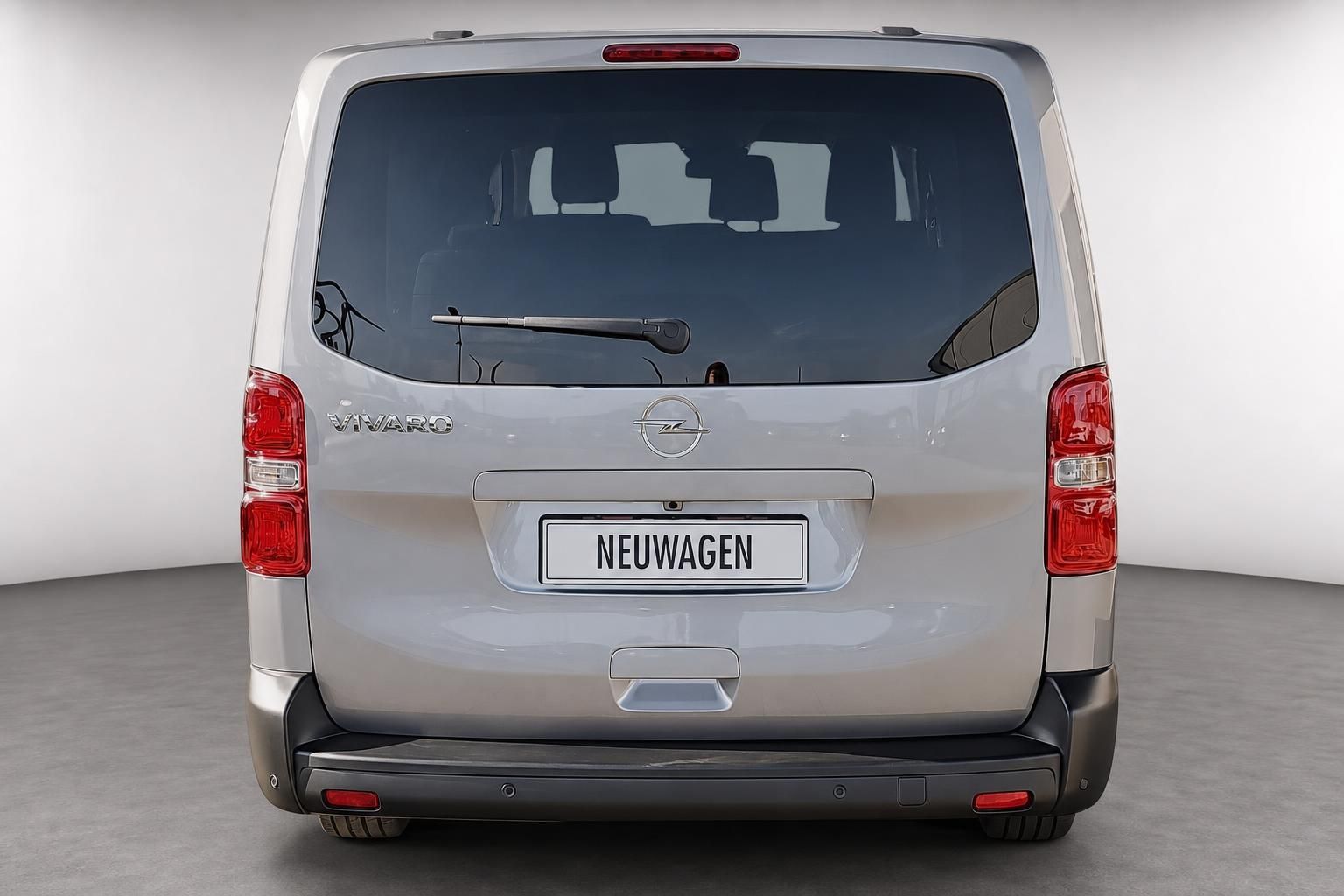Opel Vivaro Neuwagen in Silber, Heckansicht im Studio