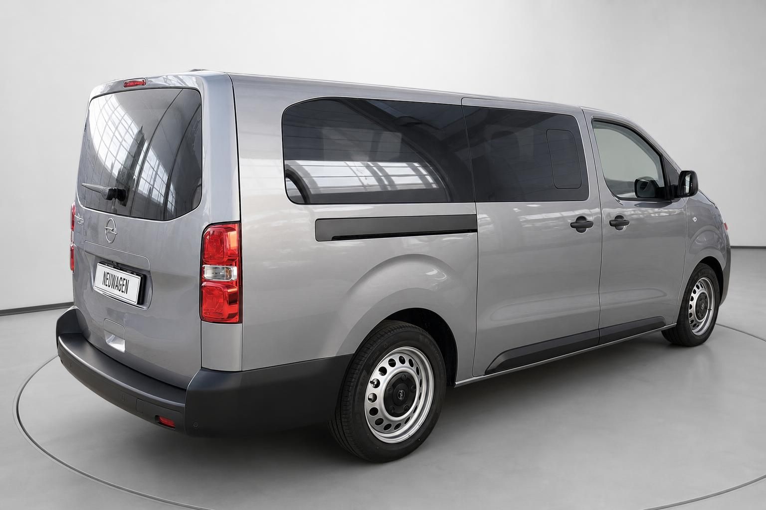 Opel Vivaro Neuwagen Silber, Seiten-Heckansicht schraeg