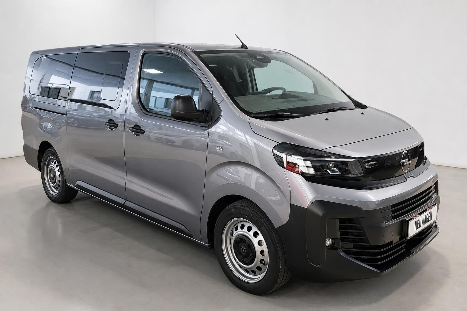 Opel Vivaro Neuwagen in Grau, Front-Seitenansicht schraeg