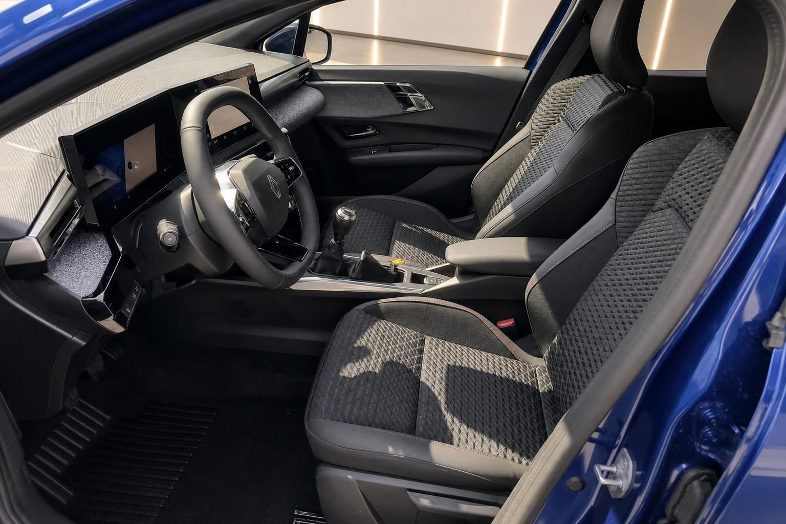 Renault Clio Innenraum Vordersitze und Armaturenbrett Detailansicht