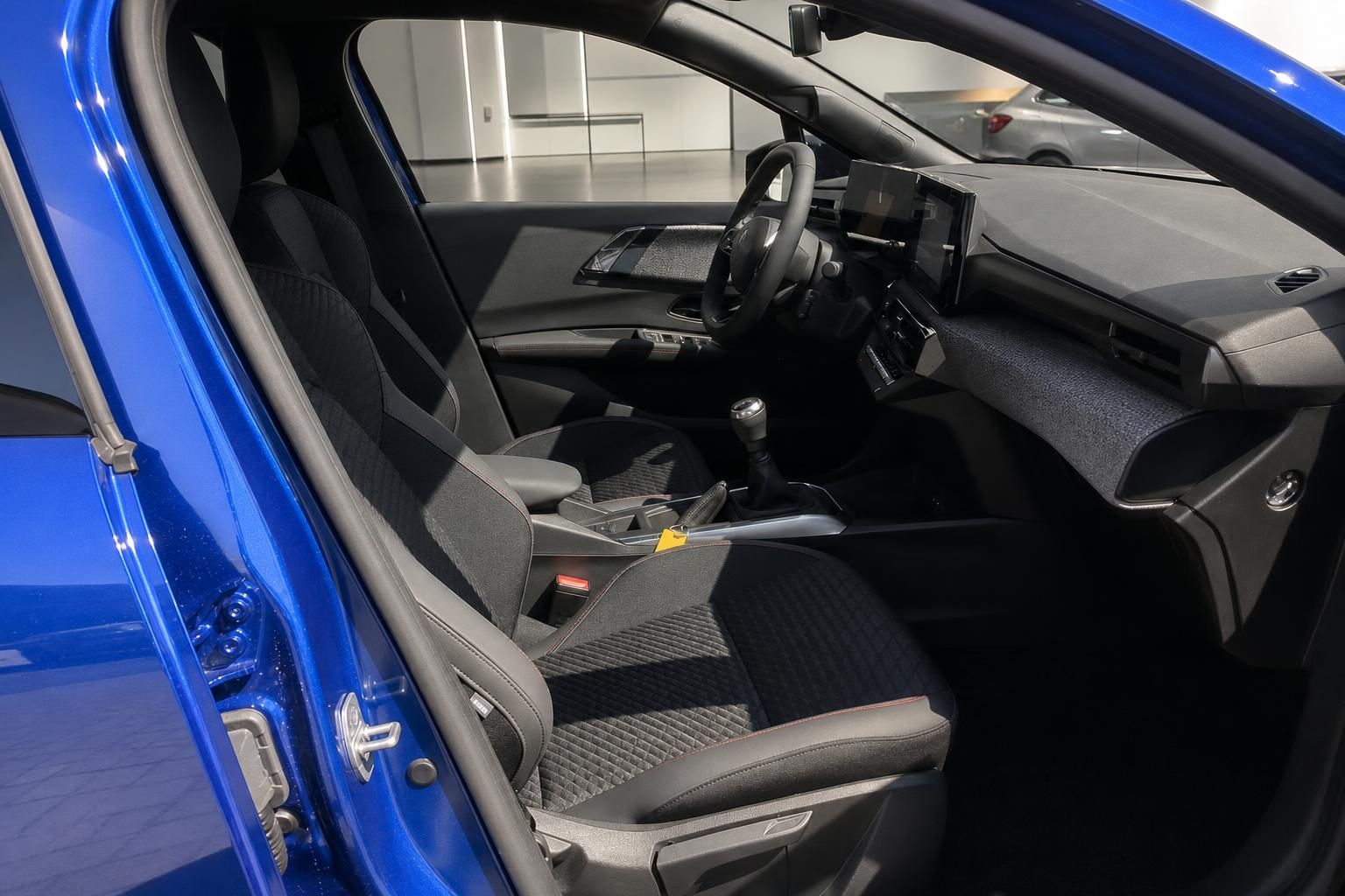 Innenraum blauer Renault mit Vordersitzen und Schaltung