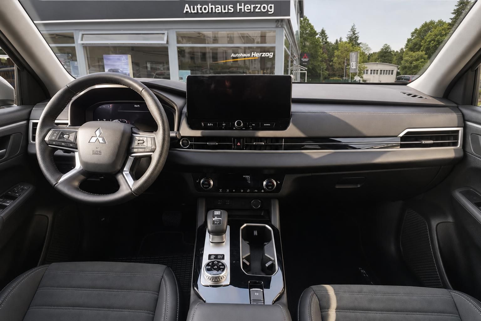 Mitsubishi Outlander Cockpit mit Lenkrad und Multimedia-Display