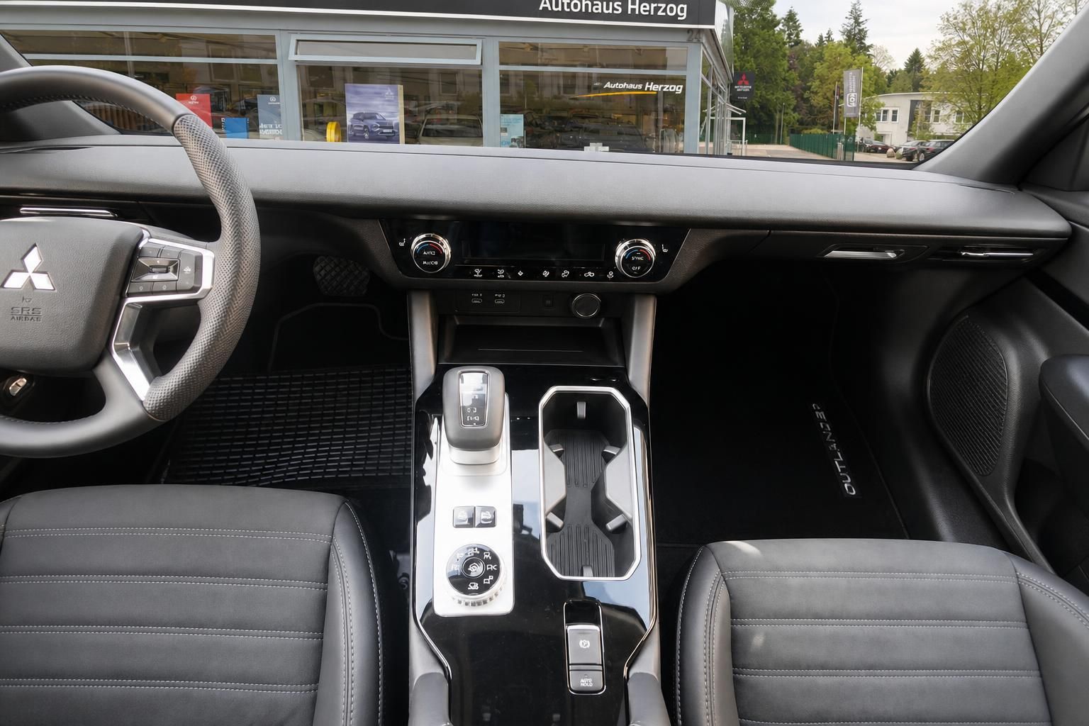 Mittelkonsole und Innenraum des Mitsubishi Outlander im Detail
