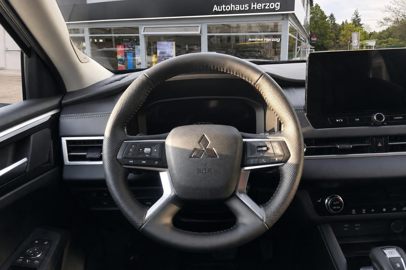 Mitsubishi Outlander Cockpit mit Lenkrad und Multimedia-Display