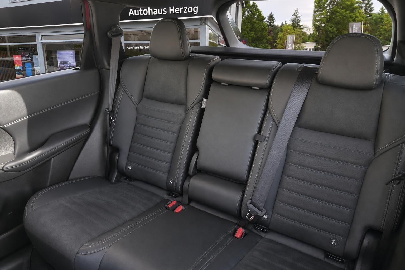 Rücksitze im Mitsubishi Outlander mit Ledersitzen und Kopfstützen
