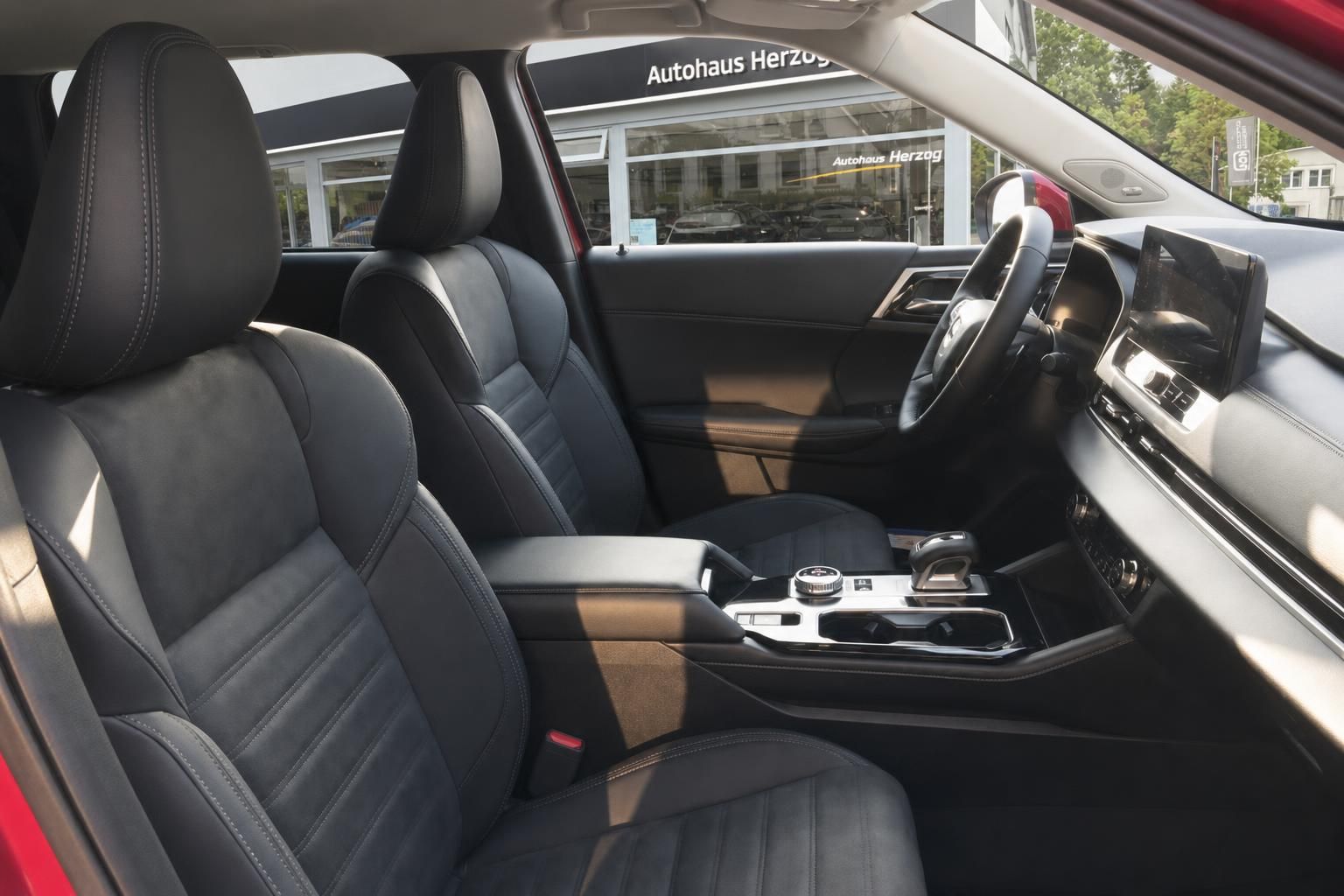 Vordersitze und Cockpit eines roten Mitsubishi SUV Innenraum
