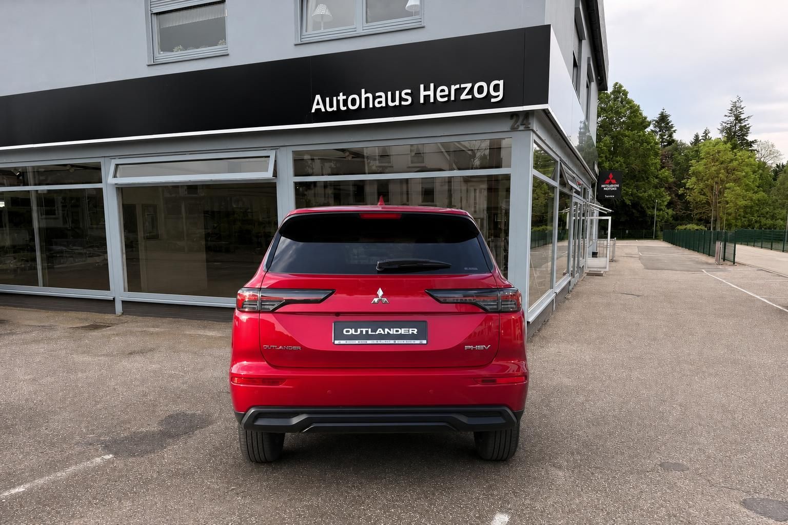 Mitsubishi Outlander PHEV rot, Heckansicht mit Kennzeichenhalter