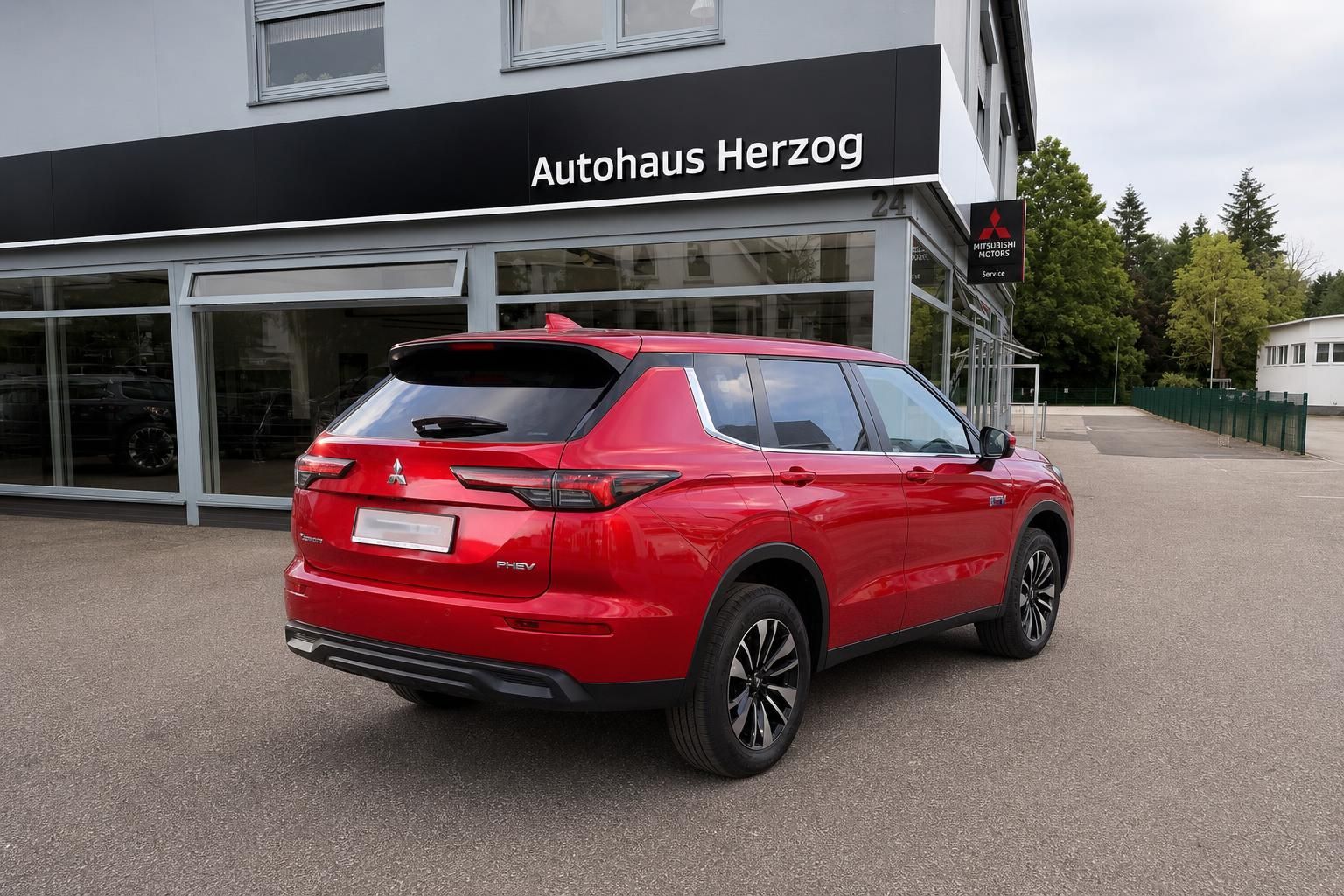 Mitsubishi Outlander PHEV rot, Heck-Seitenansicht Autohaus Herzog
