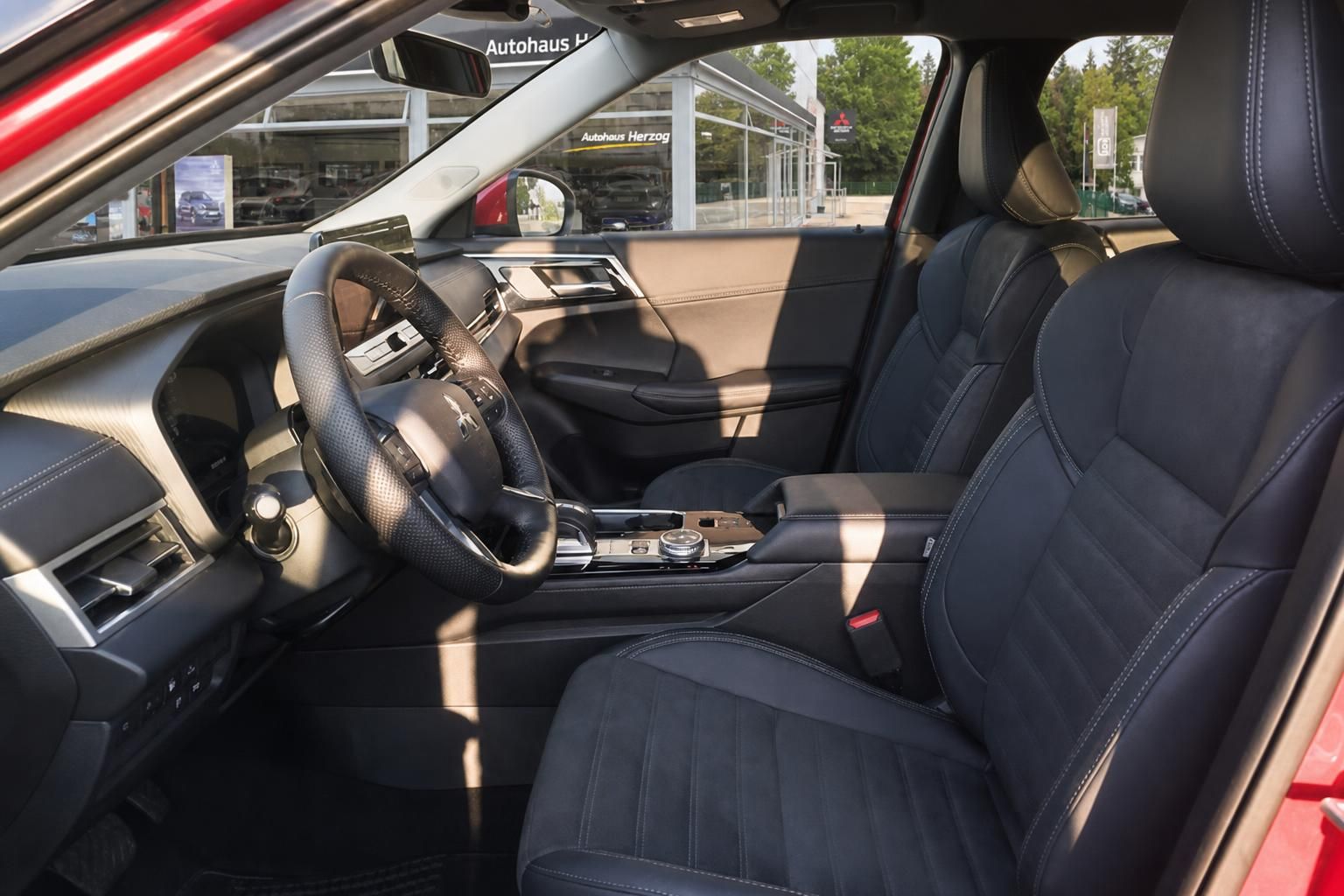 Mitsubishi Outlander Innenraum mit Ledersitzen und Cockpit