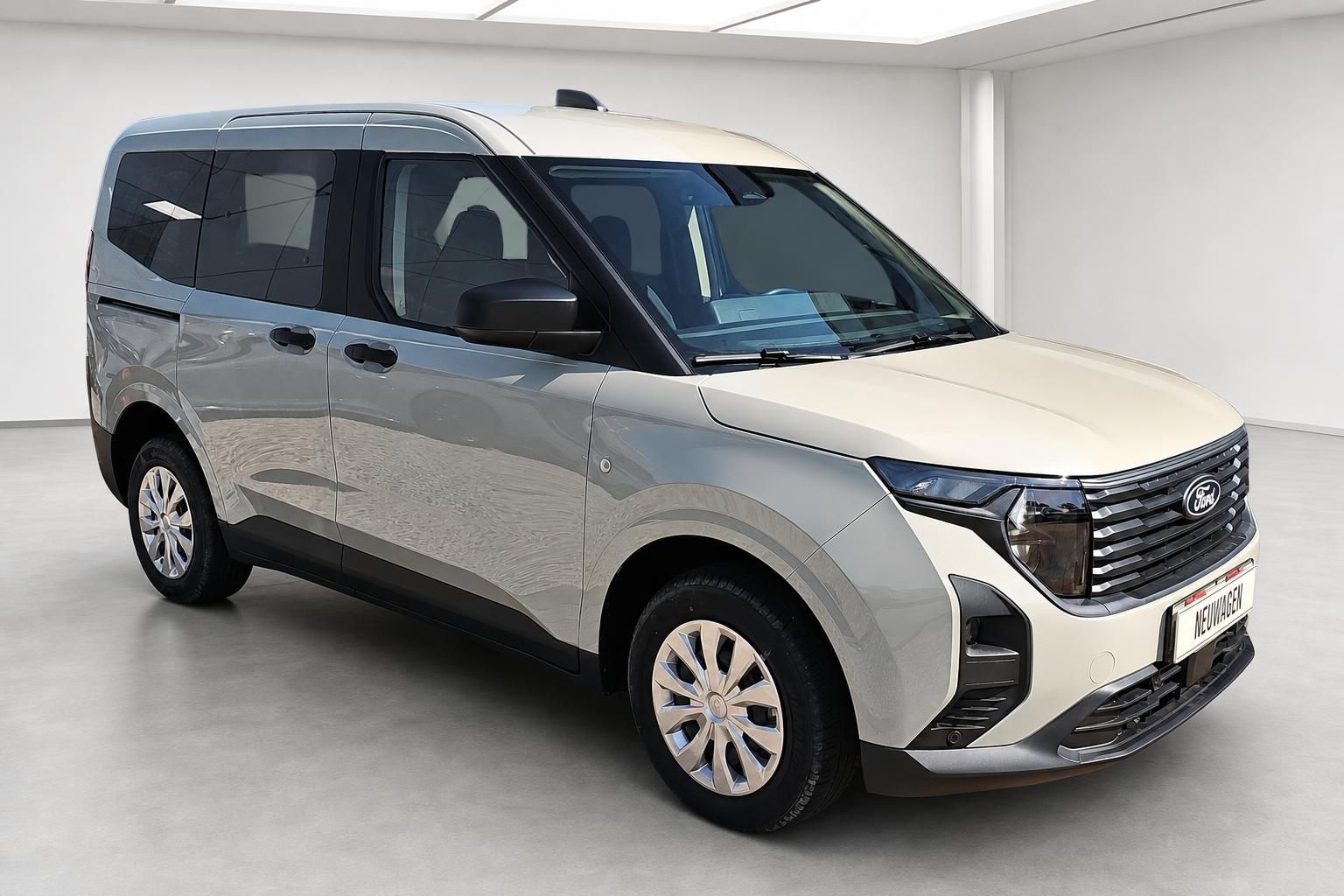 Ford Tourneo Courier beige-silber, Frontansicht schraeg im Studio
