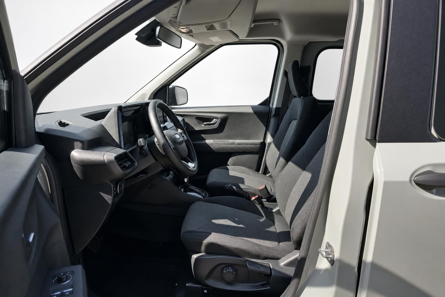 Ford Innenraum, Fahrersitz und Cockpit mit Lenkrad, Frontansicht