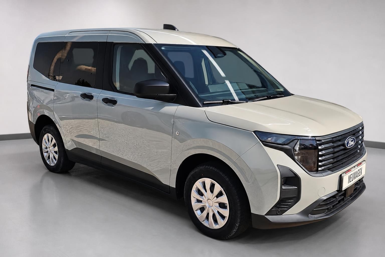Ford Tourneo Courier beige-silber, Frontansicht schräg im Studio