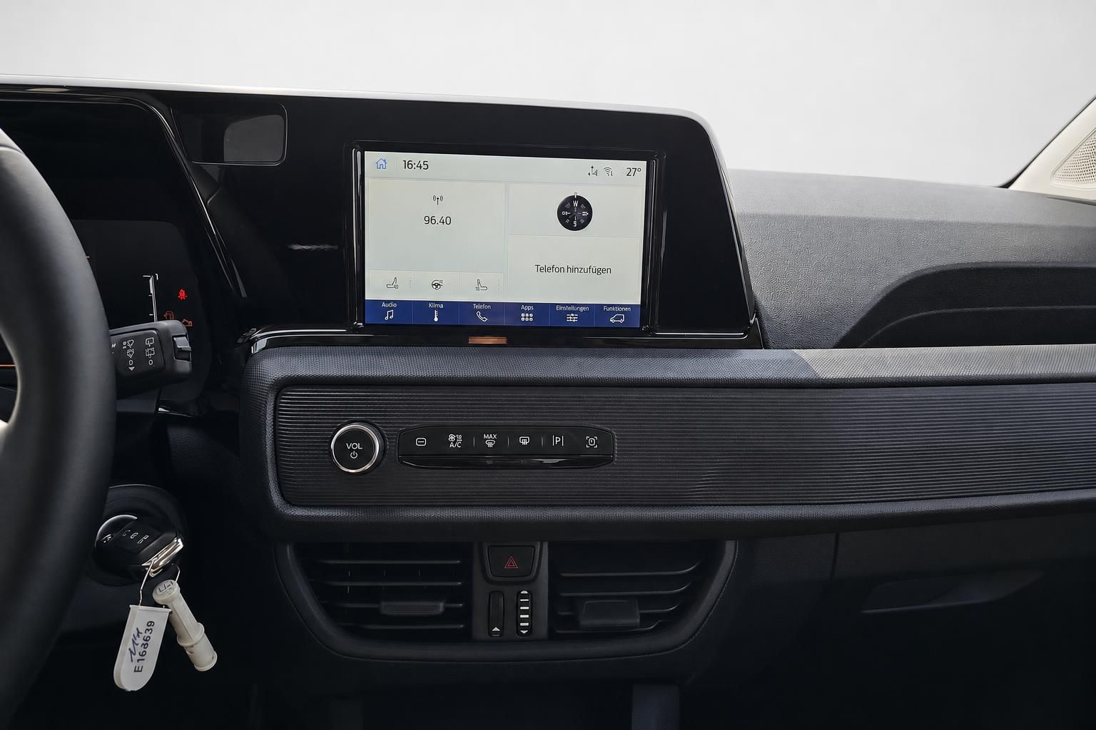 Ford Infotainment-Display mit Klimasteuerung und Zündschlüssel