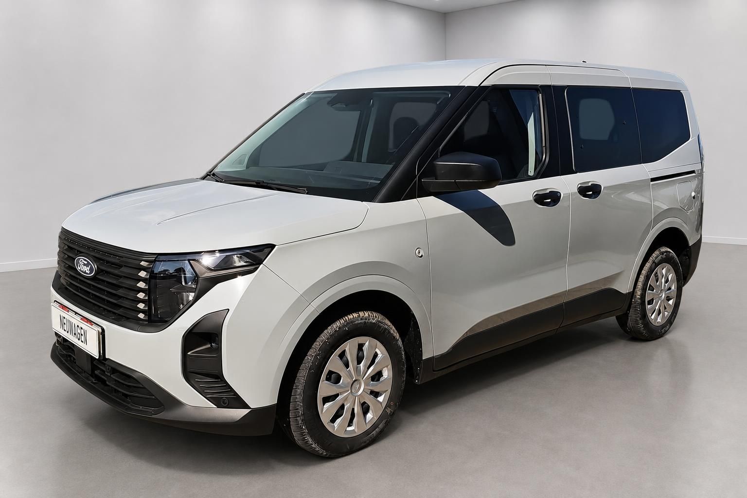 Ford Tourneo Courier in Weiß, Frontansicht schräg im Studio