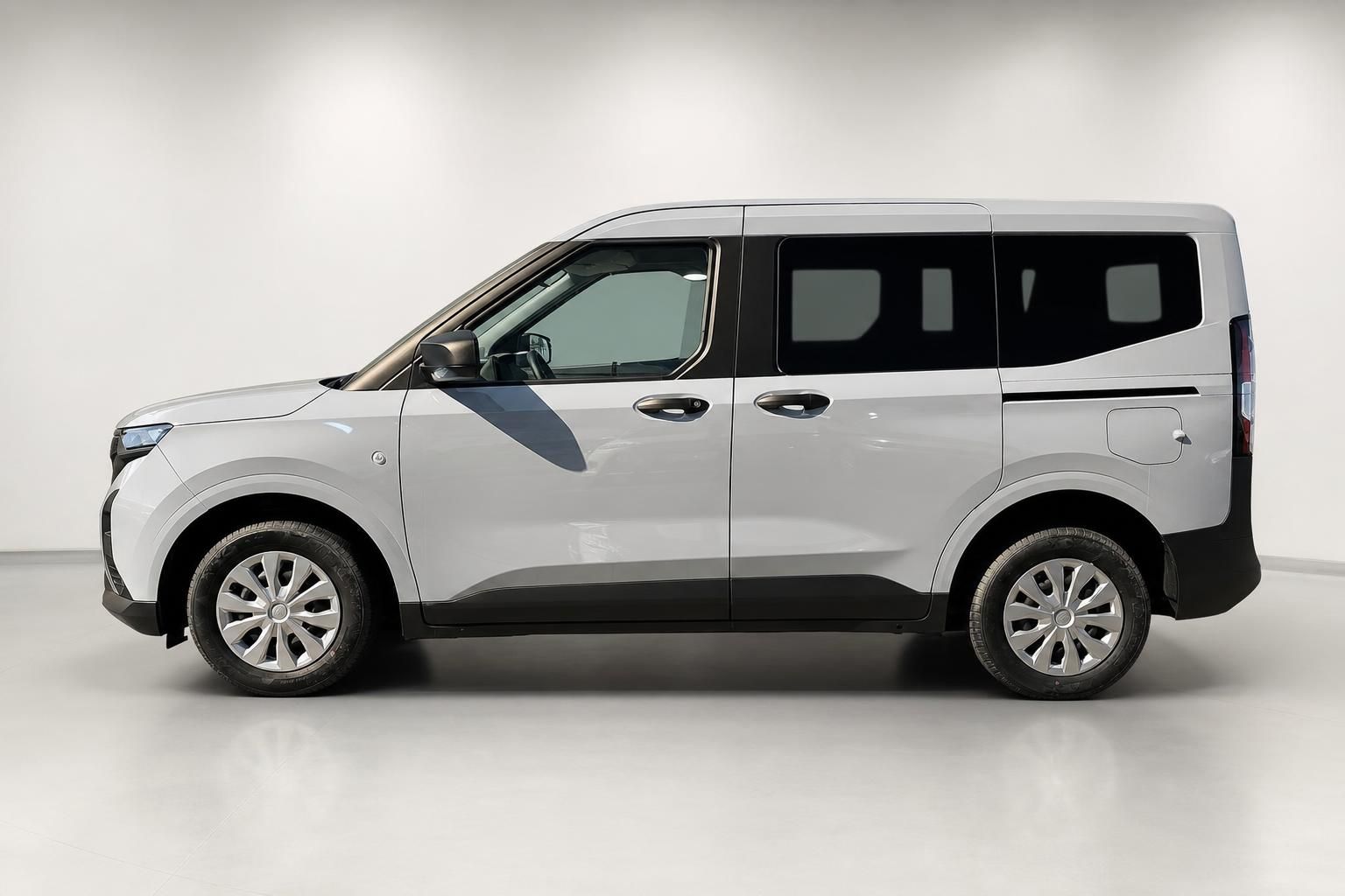 Ford Tourneo Courier weiß, Seitenansicht im Fotostudio