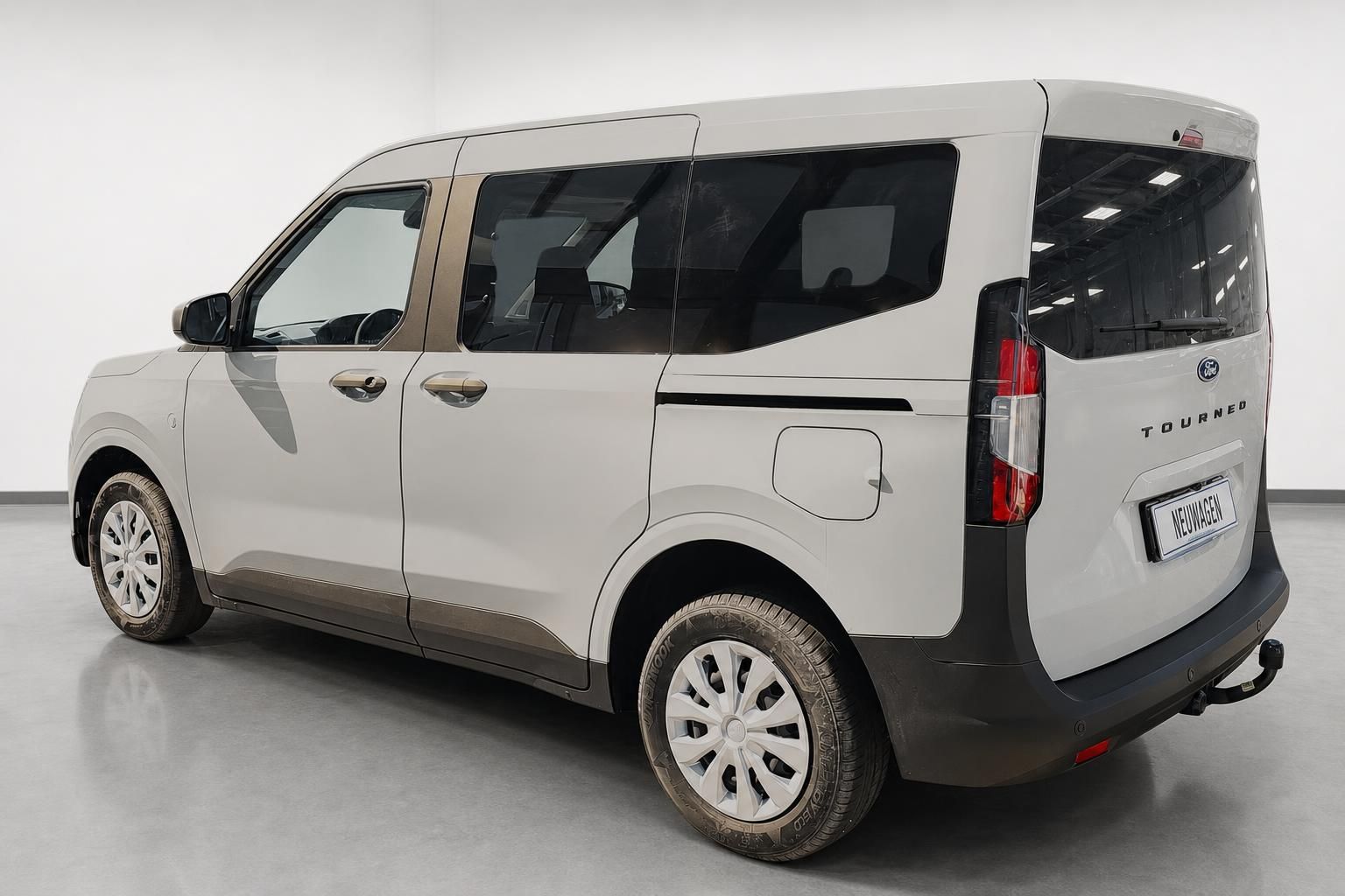 Ford Tourneo Courier weiß, Heckansicht schräg mit Anhängerkupplung