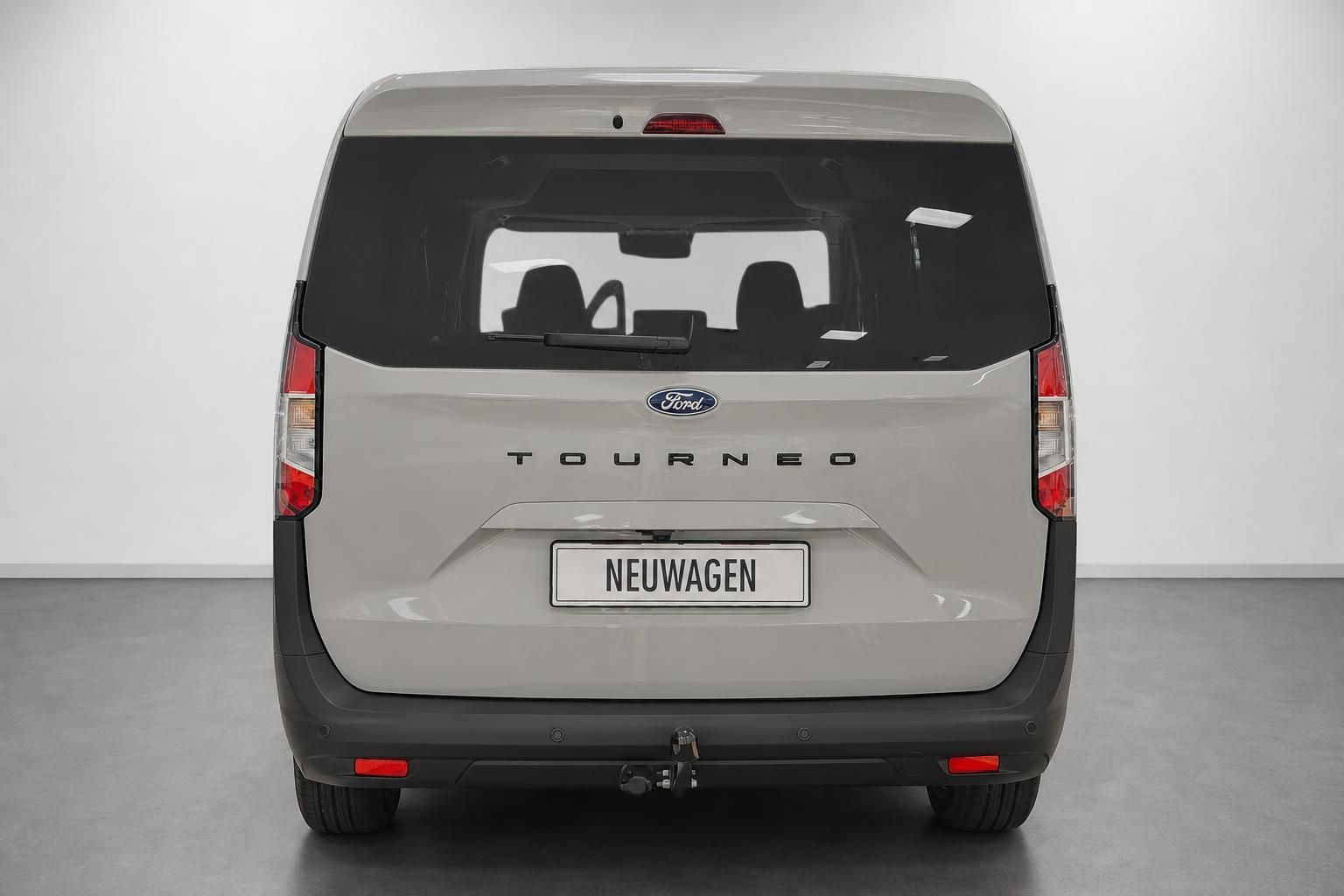Ford Tourneo Courier beige, Heckansicht frontal im Studio