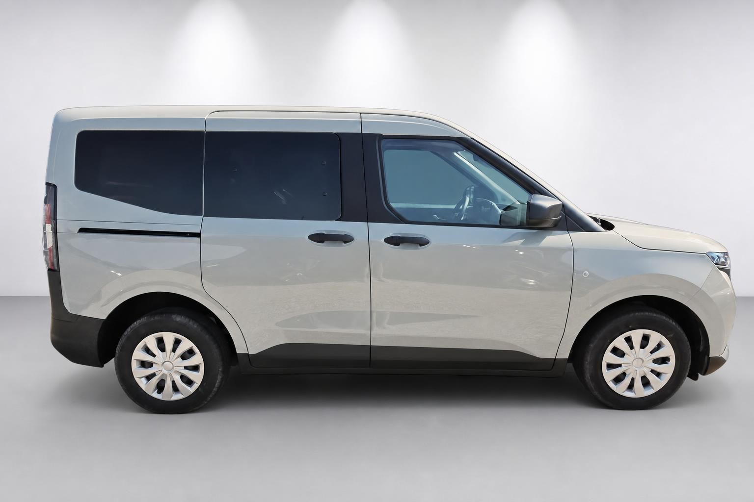 Ford Tourneo Courier silber, Seitenansicht Studioaufnahme