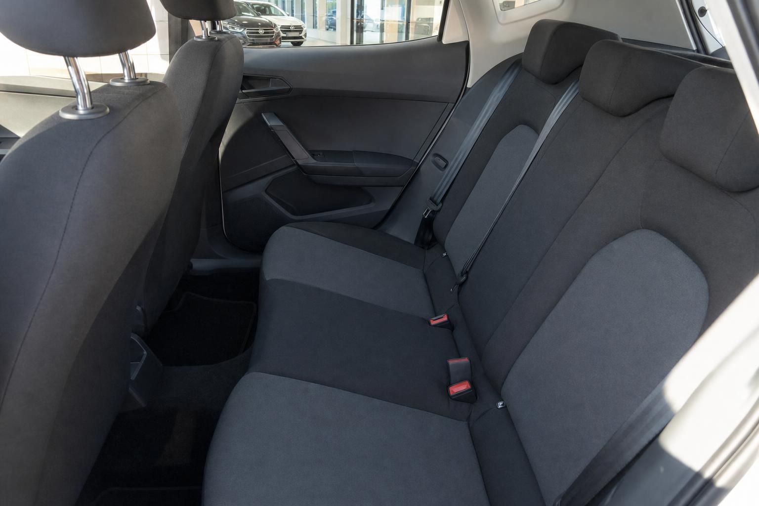 SEAT Arona Rücksitze Innenraum mit grauer Stoffausstattung und geteilter Rücksitzbank