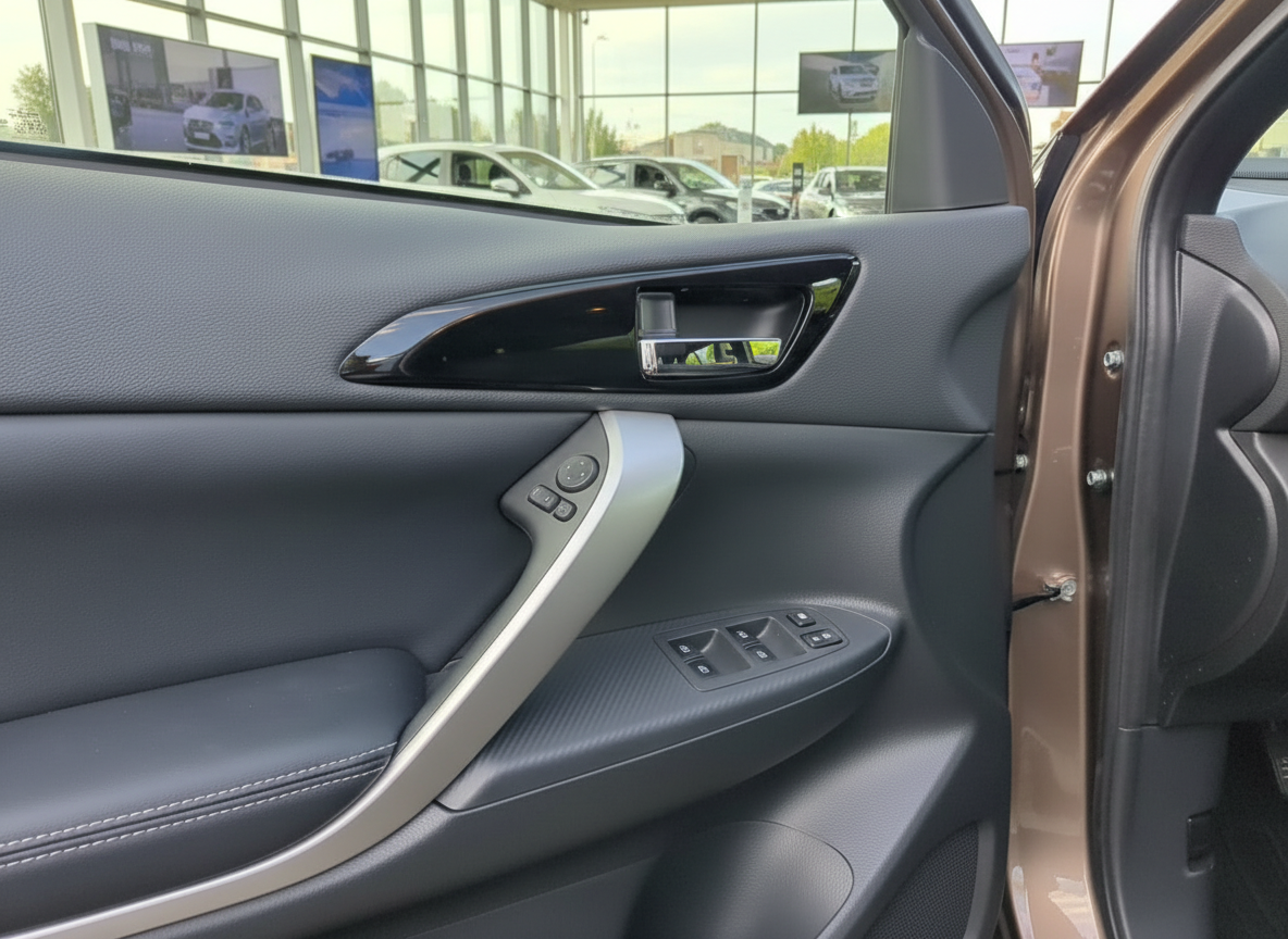 Fahrzeuginnenraum Fahrertür mit elektrischen Fensterhebern und Türgriff in schwarz-silbernem Design