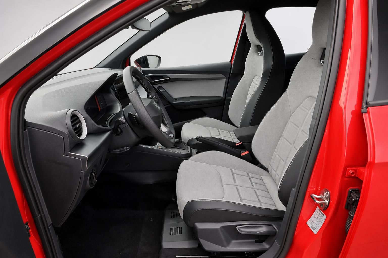 SEAT Arona Innenraum mit Sportsitzen und Cockpit