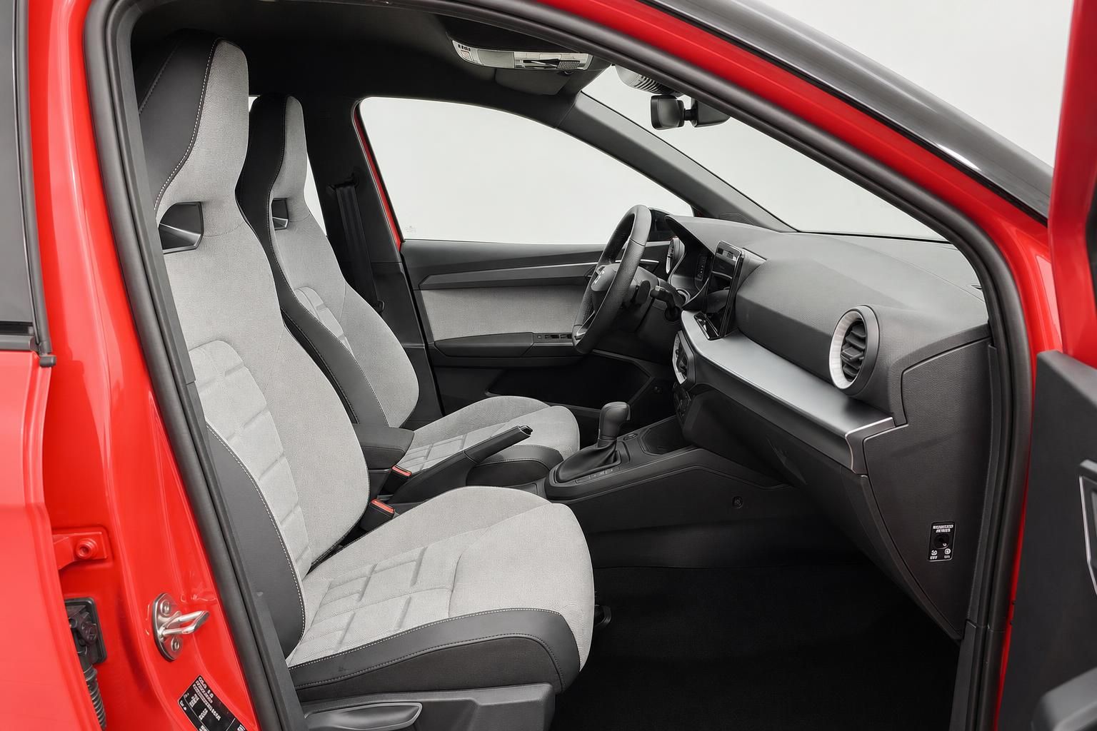 SEAT Arona Innenraum, Blick auf Sitze und Armaturen
