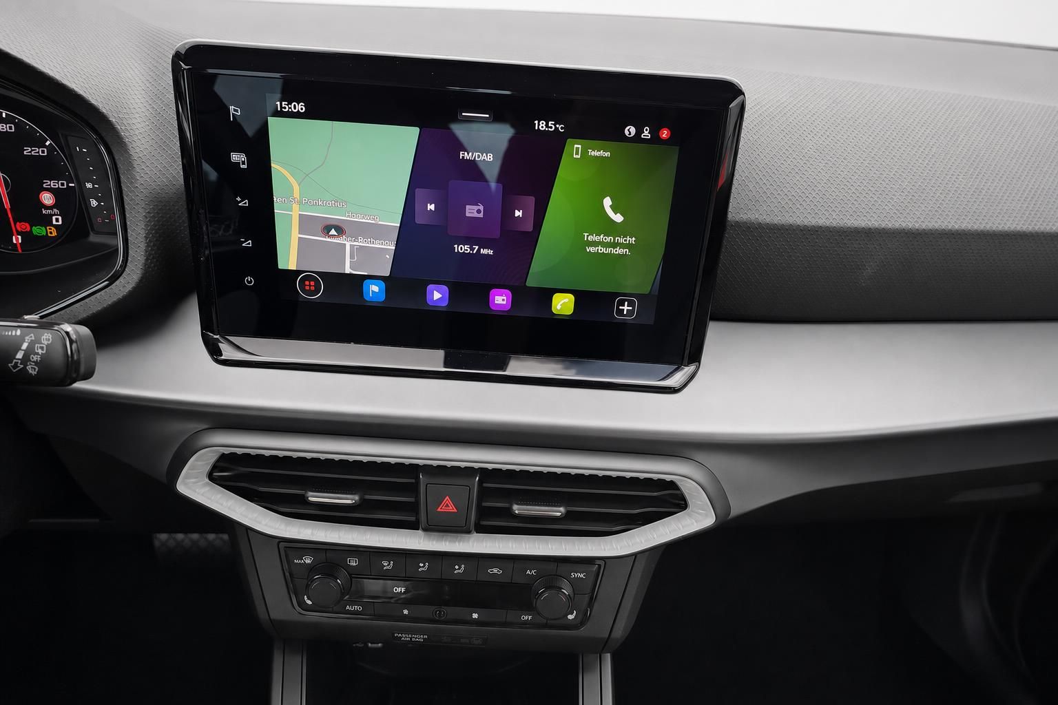 Infotainment-Touchscreen mit Navigation im Fahrzeug-Cockpit