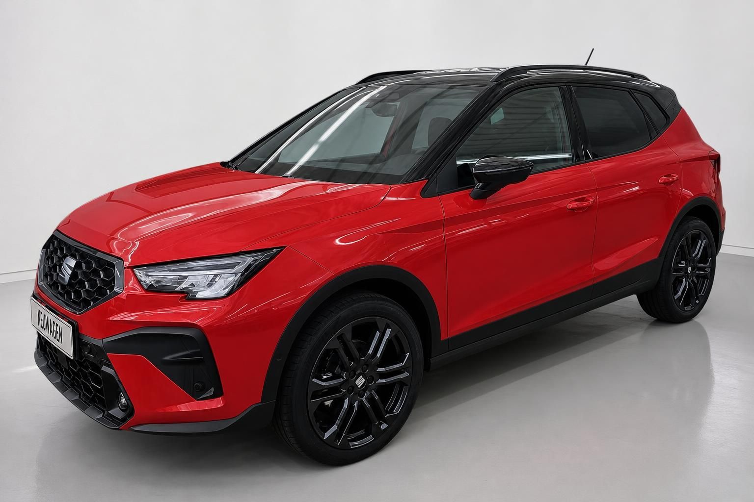 SEAT Arona rot Frontansicht schräg mit LED-Scheinwerfern und Dachreling