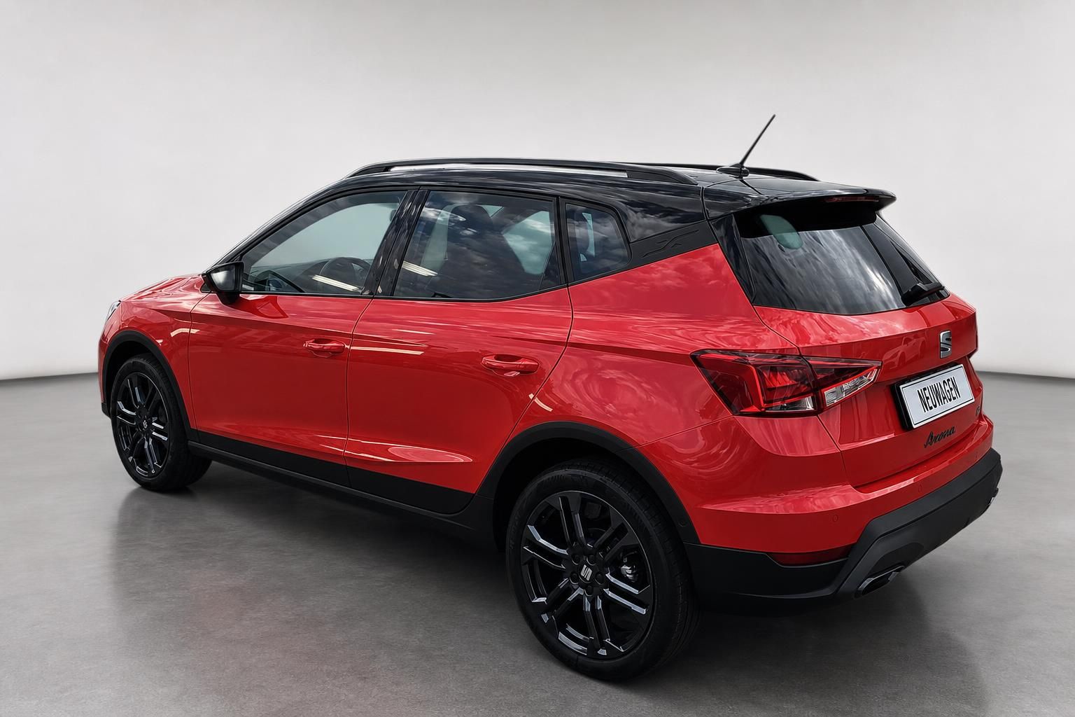 SEAT Arona rot Heckansicht schräg mit schwarzem Kontrastdach