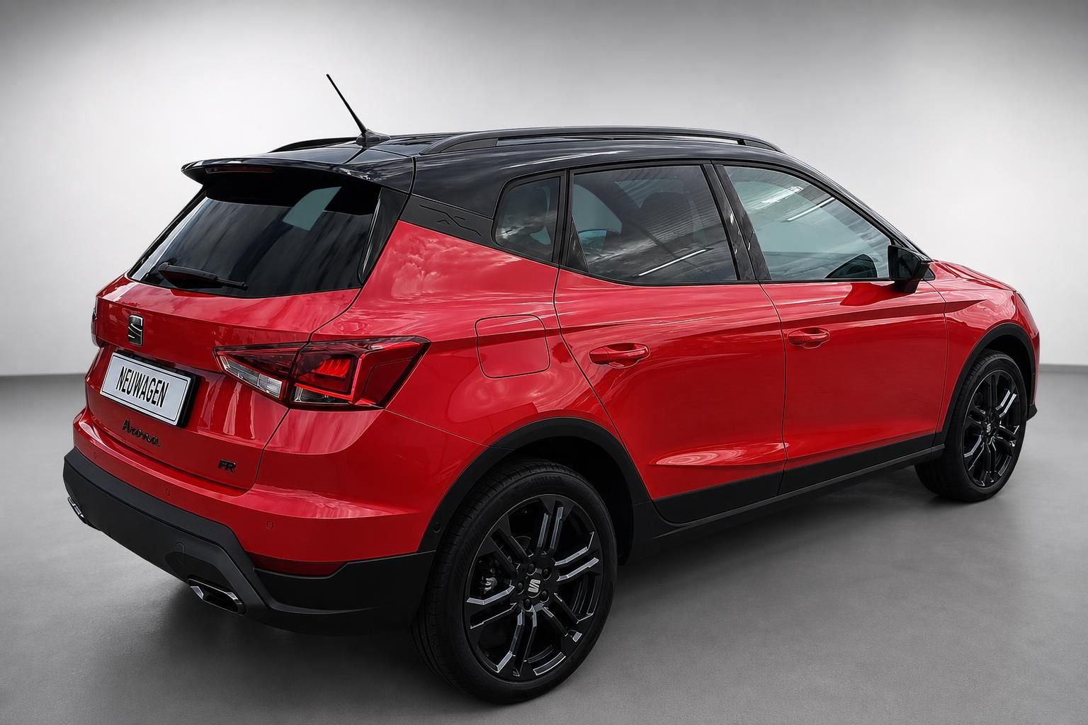 SEAT Arona FR rot, Seiten-Heckansicht mit Alufelgen