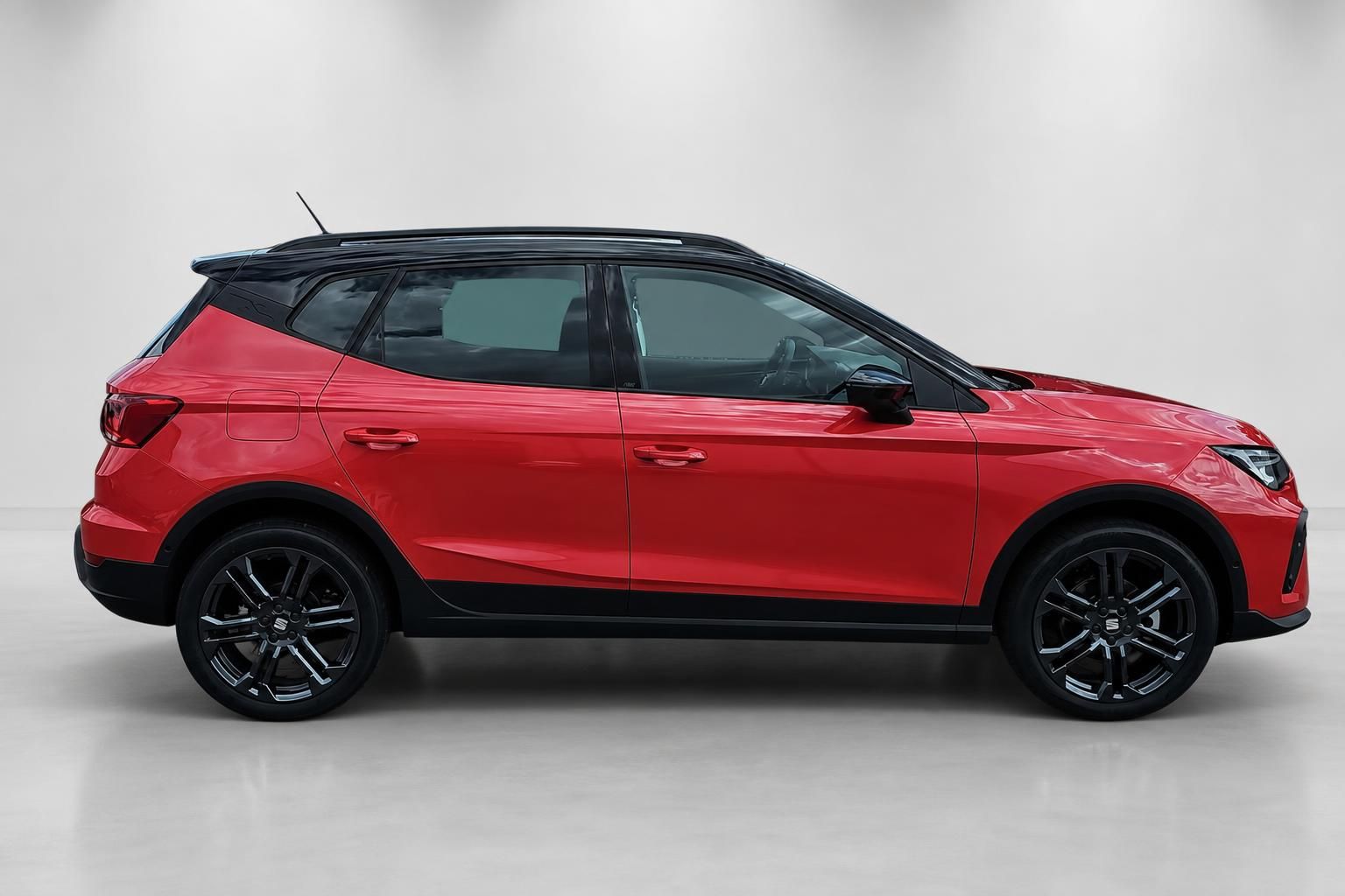 SEAT Arona FR rot, Seitenansicht im Studio