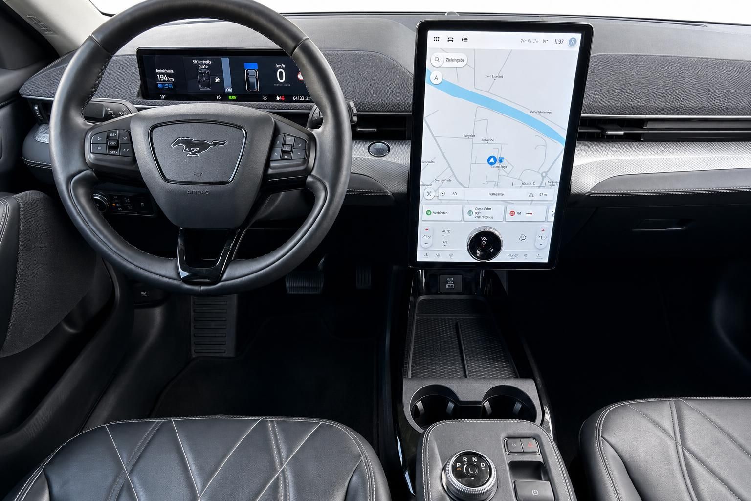 Ford Mustang Mach-E Innenraum mit Lenkrad und Touchscreen-Navigation