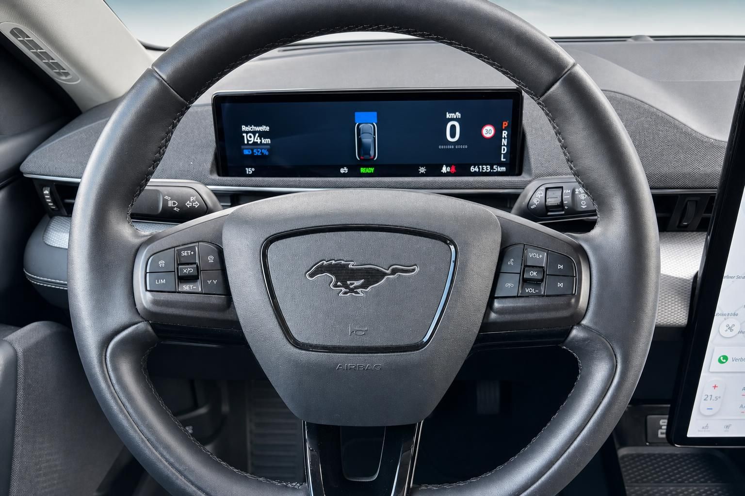Ford Mustang Mach-E Cockpit mit digitalem Tacho und Lenkrad