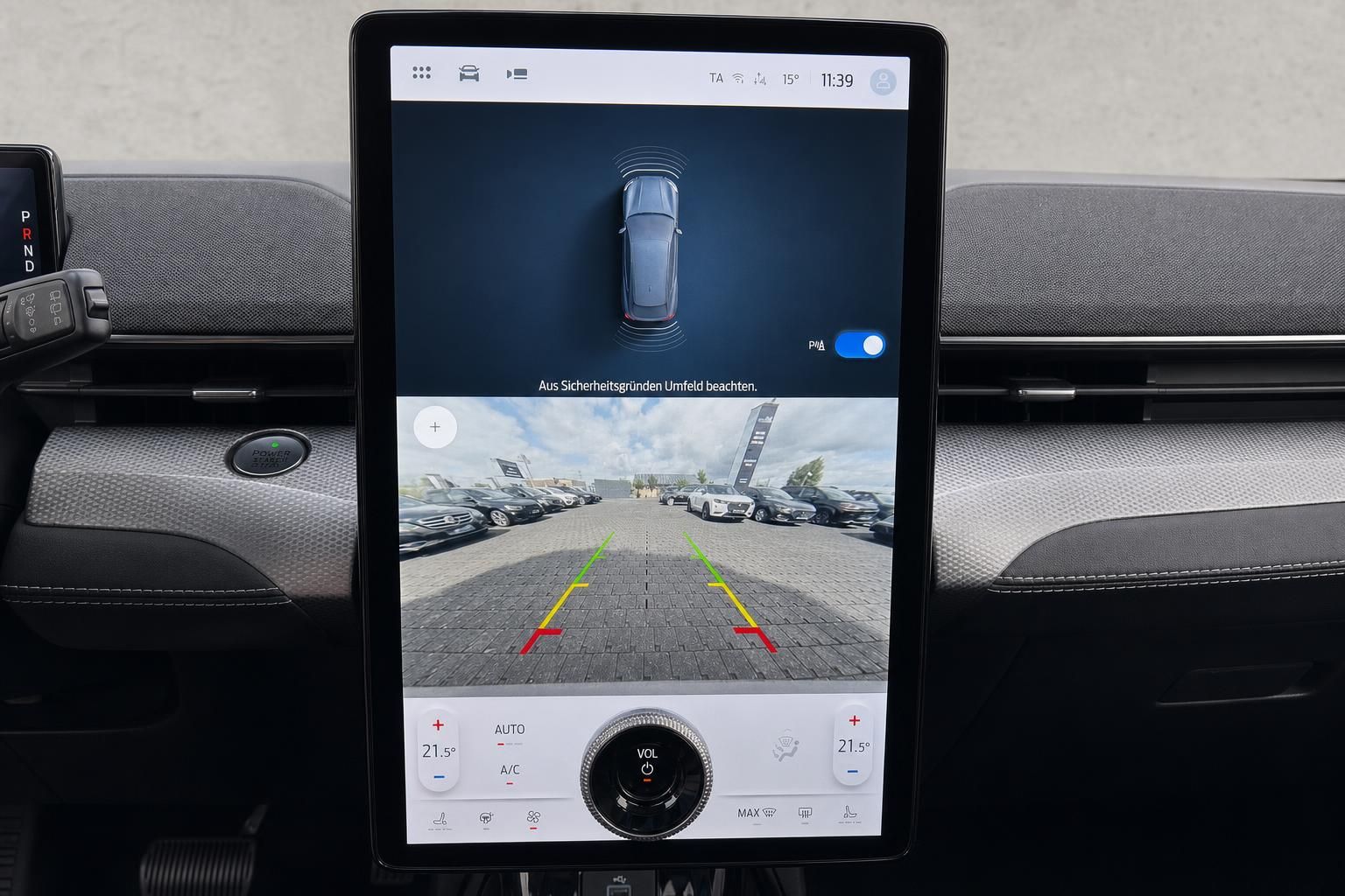 Touchscreen mit Rückfahrkamera und Umgebungsansicht im Ford Mustang Mach-E